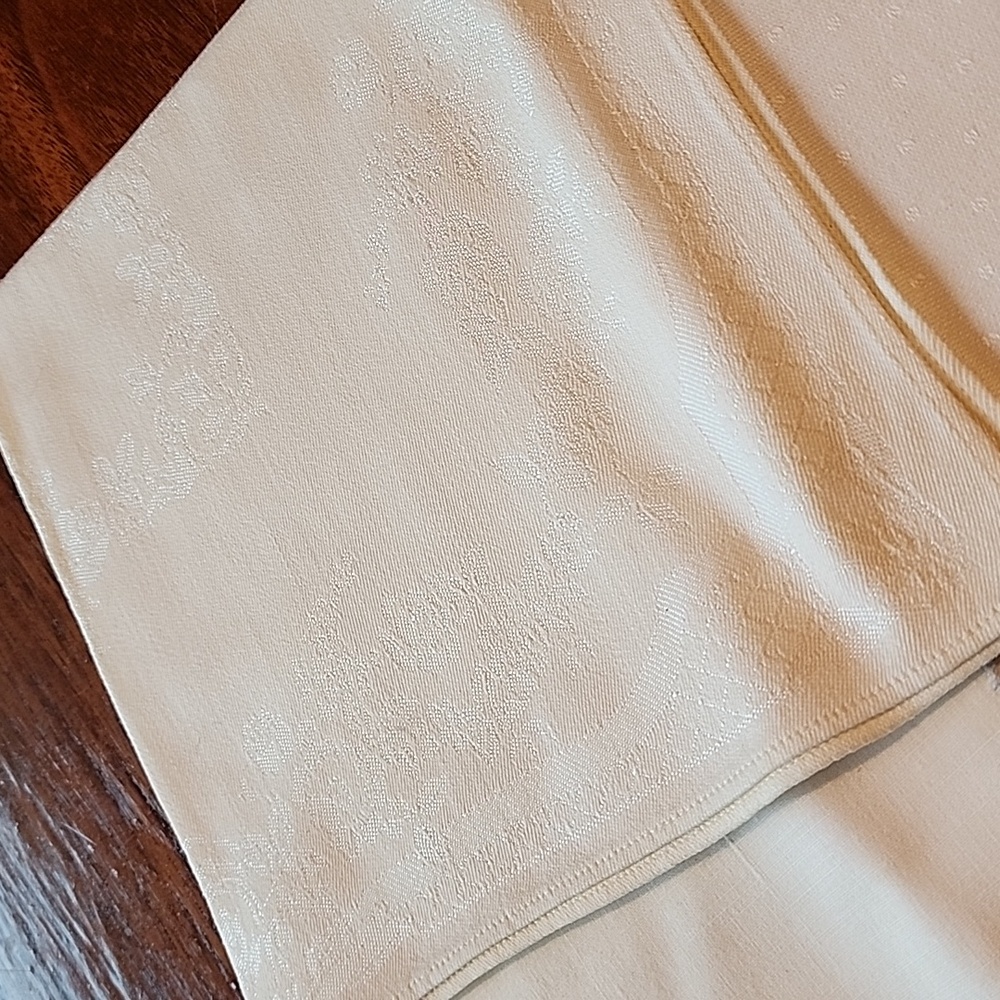 Table linens - Picture 3 of 4